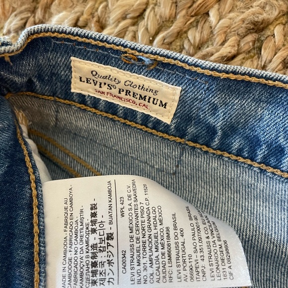 Levi’s 501 Skinny Jean with rip - Picture 3 of 4